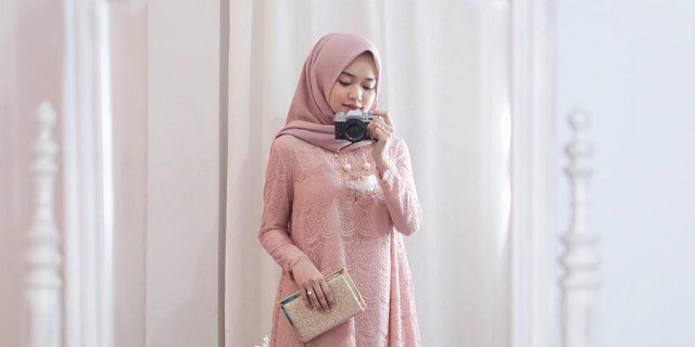 Tanpa Kebaya, Ini 3 Gaya Kondangan Super Stylish untuk Si Mama Muda