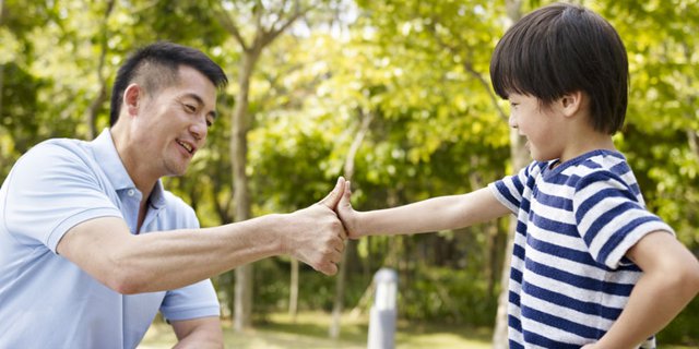 Ayah, Buat Komunikasi dengan Anak Jadi Lebih Hangat