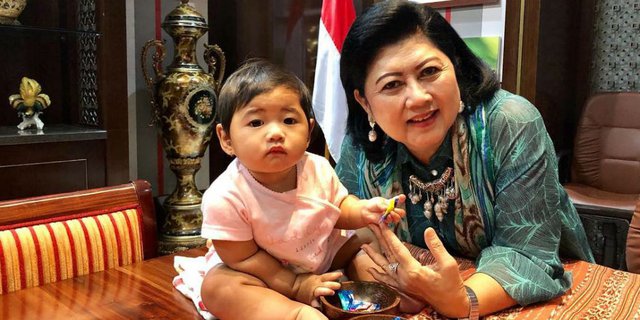 Gaya Ani Yudhoyono Manjakan Cucunya yang Masih Bayi