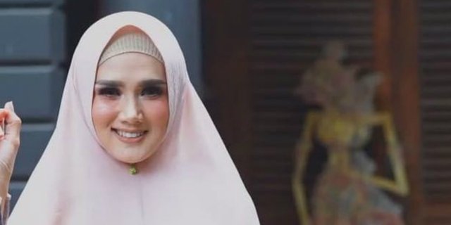 Hijab Merah Mulan Jameela 'Sihir' Warganet