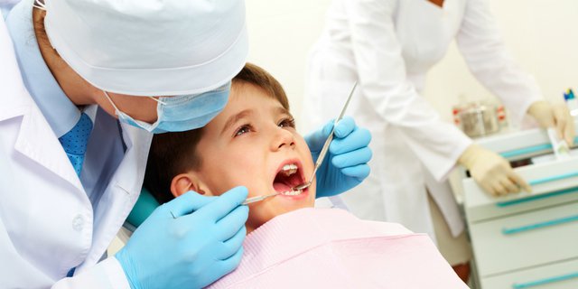 Ajarkan Si Kecil Rutin Berkumur Demi Cegah Gigi Berlubang