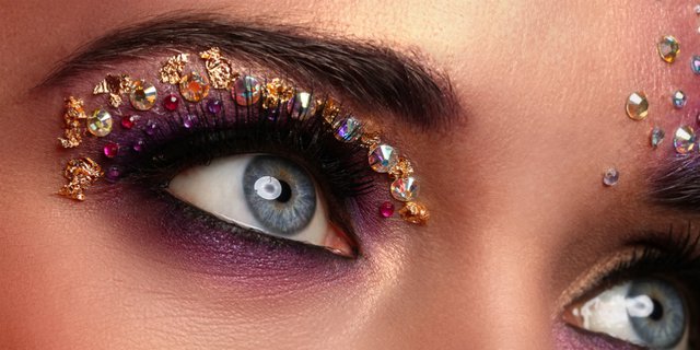 Tampil Tak Monoton di Tahun Baru dengan 'Crystal Makeup'