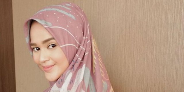 Gaya Hijab Modis tapi Santun Cut Meyriska, Makin Anggun