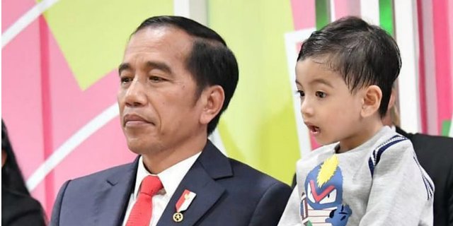 Kocaknya Polah Jan Ethes Colek Dagu Presiden Jokowi