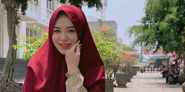 Inspirasi Gaya Hijab Korea ala Ayana Moon