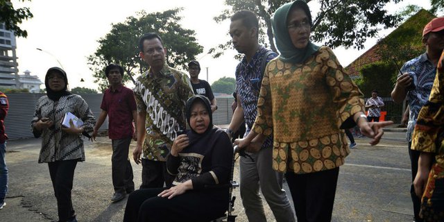 Berkursi Roda, Risma Pantau Perbaikan Jalan Raya Gubeng