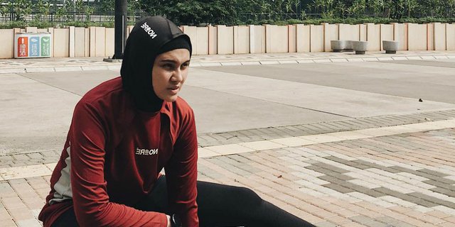 Inspirasi Busana Hijab Sporty ala Zee Zee Shahab