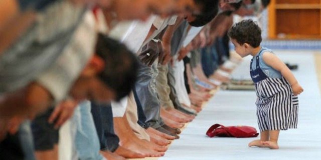 Ada Anak di Shaf Pertama, Keutamaan Sholat Jemaah Hilang?