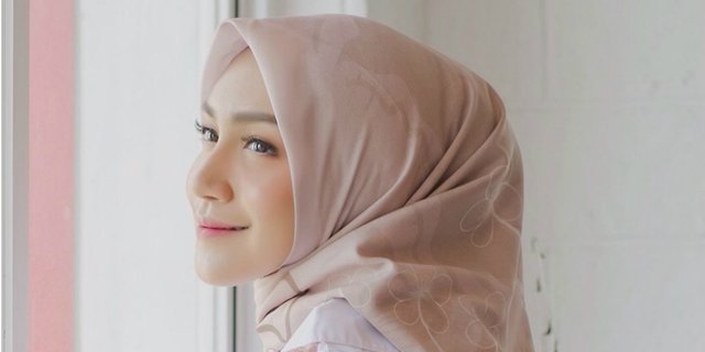 Mengintip Gaya Hijab Melody Prima yang Serba Pastel