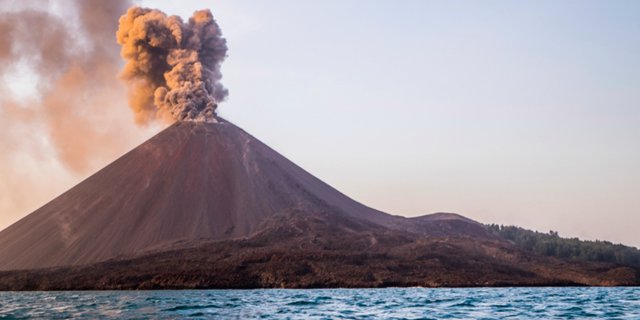Erupsi Gunung Anak Krakatau Belum Ganggu Penerbangan