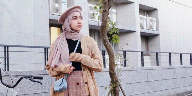 Inspirasi Artsy-Look dengan Hijab dan Beret Hat