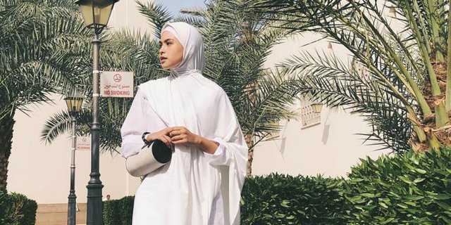 Inspirasi Gamis Umroh ala Maudy Ayunda