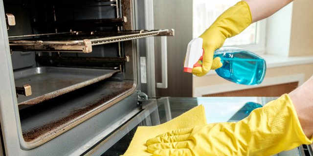 Cara Mudah Bersihkan Oven Berlumur Kotoran Membandel