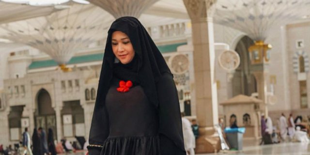 Gaya Hijab Maia Estianty di Madinah