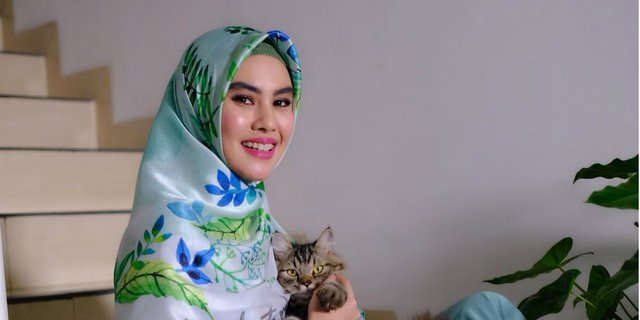 Gaya Hijab Kartika Putri yang Serba Floral