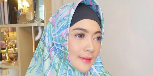Tengok Gaya Hijab Indah Dewi Pertiwi yang Makin Syar'i