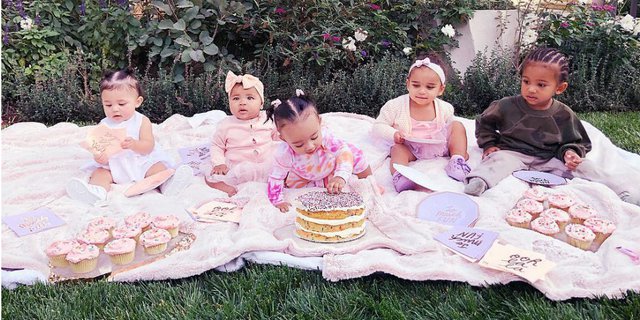 Bayi-bayi Keluarga Kardashian Sudah Tenteng Tas Louis Vuitton