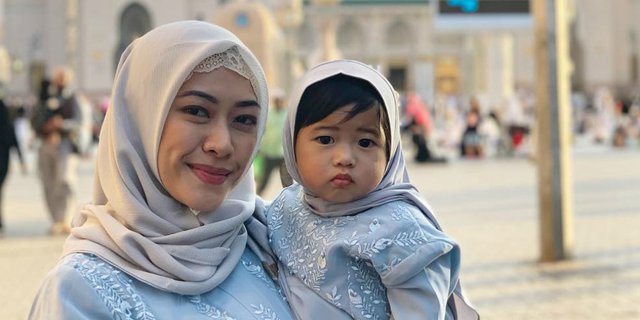 Gaya Hijab Aliya Rajasa Saat Umroh