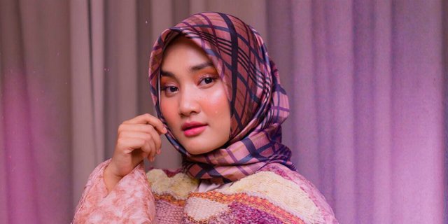Inspirasi Busana Hijab Colorful ala Fatin Shidqia