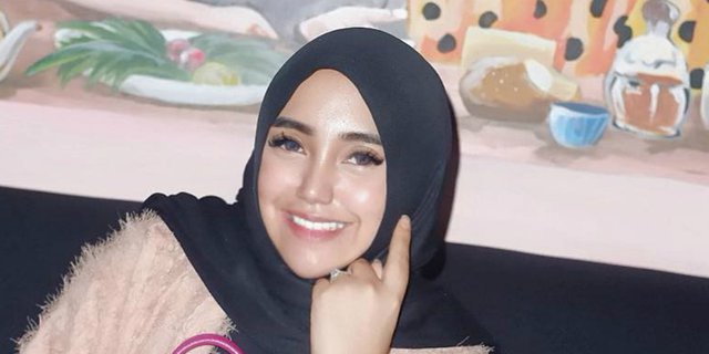 Gaya Hijab Salmafina Sunan yang Serba Pink