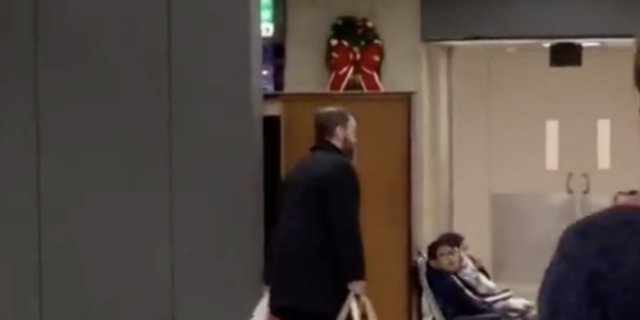 Heboh Video Ayah Seret Putrinya di Airport
