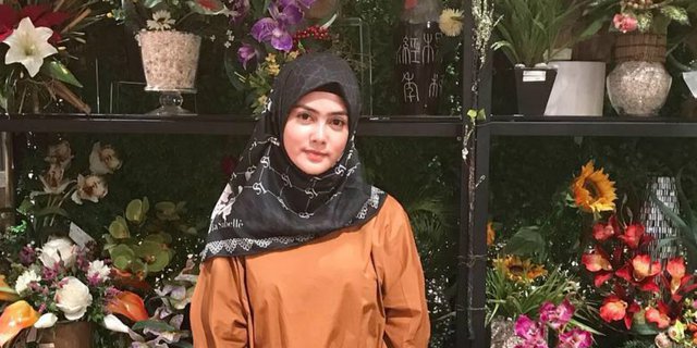 Belum Sebulan Berhijab, Gaya Istri Rifky Balweel Super Stylish