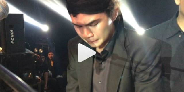 Video Haru Kala Putra Ahmad Dhani Menangis di Panggung Konser Dewa 19