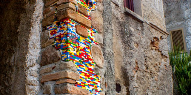 Kreatif, Seniman Ini Percantik Dinding Rusak dengan Lego