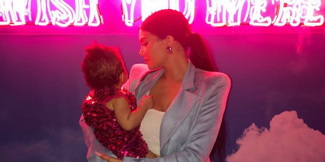 Megahnya Pesta Ulang Tahun Pertama Putri Kylie Jenner