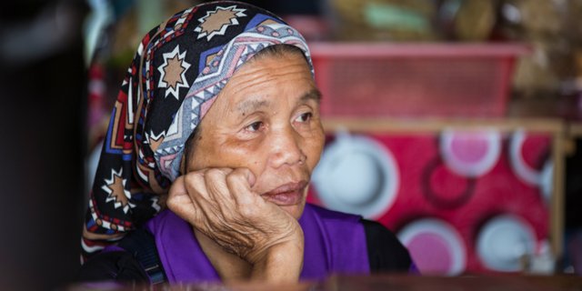Nenek Jompo Duduk dan Makan Sendirian, Kisahnya Bikin Nangis