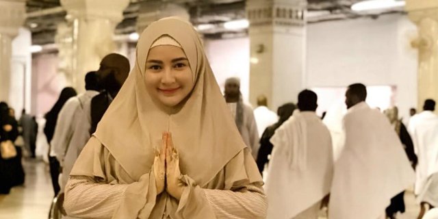 Pakai Hijab, Selebgram Winny Putri Lubis Bikin Pangling
