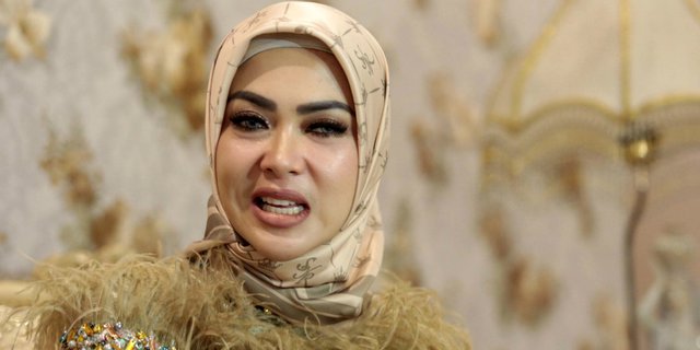 Gaya Syahrini Kenakan Hijab Syar'i