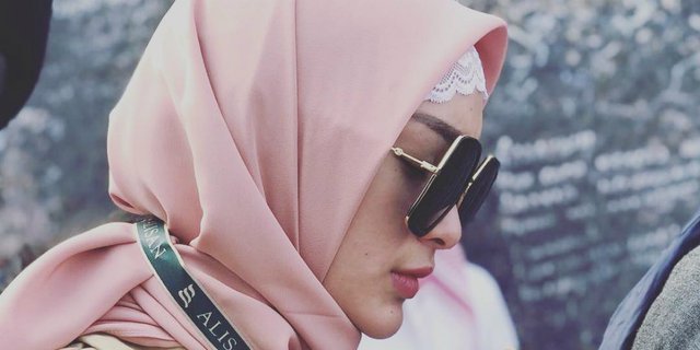 Pergi Umroh, Zaskia Gotik Tampil Santun dengan Hijab