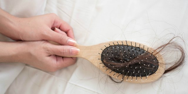 Ketahui Penyebab dan Cara Menyembuhkan Rambut Rontok