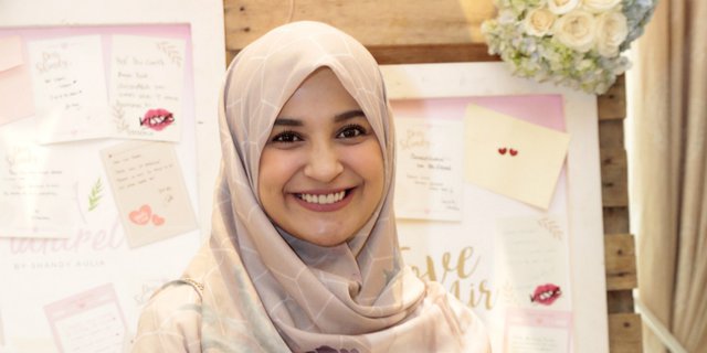 Gaya Hijab dan Button Skirt ala Shireen Sungkar