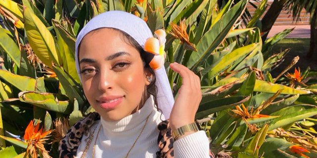 Dina, Selebgram Hijab Timur Tengah yang Cantik Jelita