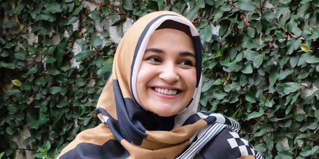 Gaya Hijab Shireen Sungkar dengan Tas Mewah