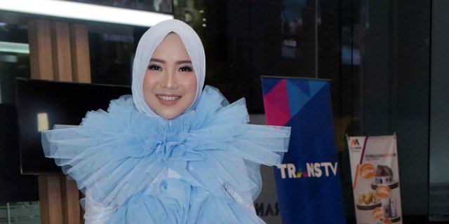 Gaya Hijab Etnik Chacha Frederica di Acara 7 Bulanan Sarwendah