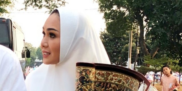 Gaya Hijab Yuni Shara, Bawa Dompet Ratusan Juta