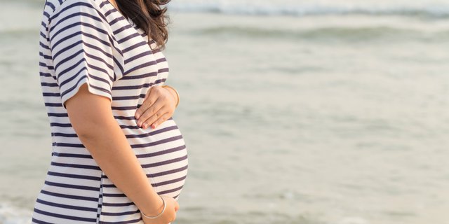 Penting Diperhatikan Ibu Hamil Saat Liburan di Pantai