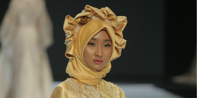 Ragam Hijab Unik di Panggung Indonesia Fashion Week