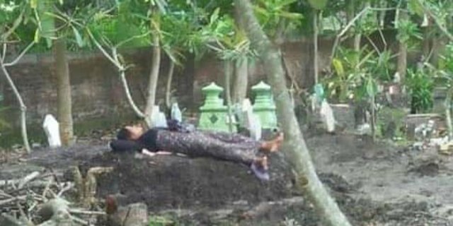 Viral... Ibu Tidur di Atas Makam Putri Korban Tabrak Lari