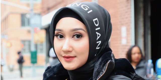 Inspirasi Hijab Simple dan Elegan ala Dian Pelangi