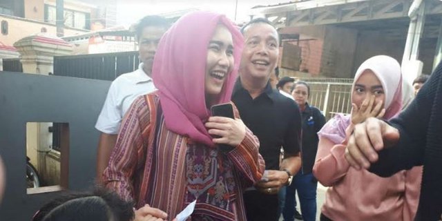 Ayu Ting Ting Tampil Berjilbab ke TPS: `Aduh, De-degan`