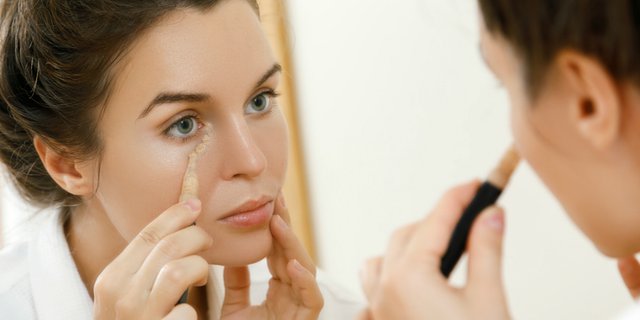 Trik Siasati Kantung Mata dengan Concealer