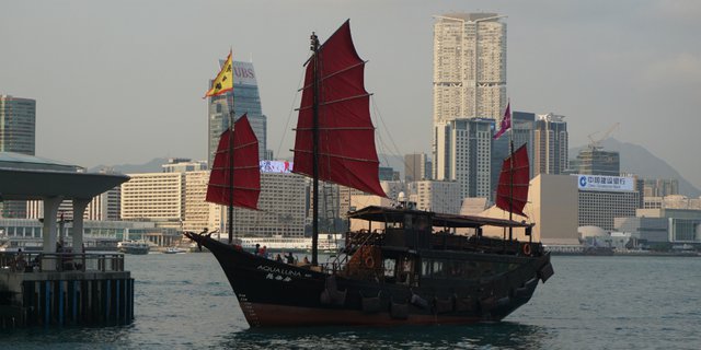 Mengarungi Lautan Hong Kong di Atas Kapal Bajak Laut Kuno