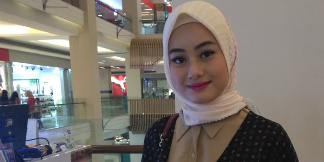 Kisah Hijrah Dinda Hauw: Mimpi Jatuh dari Pesawat, Sampai Ditinggal Orangtua