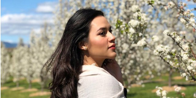 Intip Gaya Raisa Momong Buah Hati 