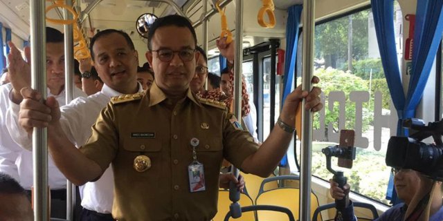 Pengalaman Pertama Anies Baswedan Naik Bus Listrik di Jakarta