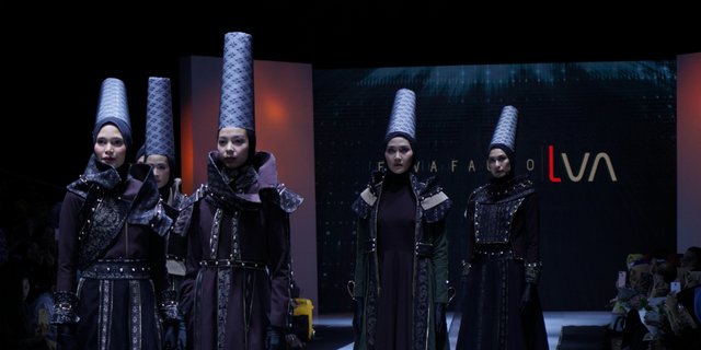 Unik, Hijab Silinder Bercorak Tenun Sabu NTT